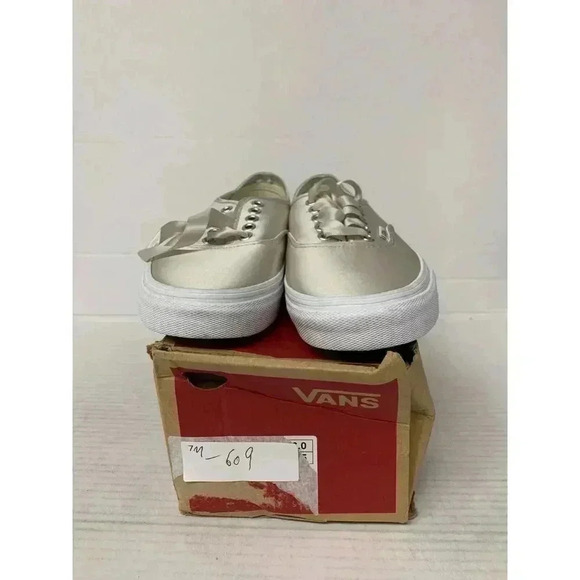 -609 Vans Classic Silver, -US 7 Mens - Picture 2 of 5